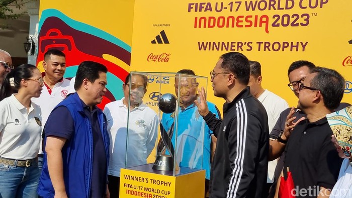 Ketum PSSI Erick Thohir mengapresiasi sambutan masyarakat di Trophy Experience Piala Dunia U-17 di Surabaya