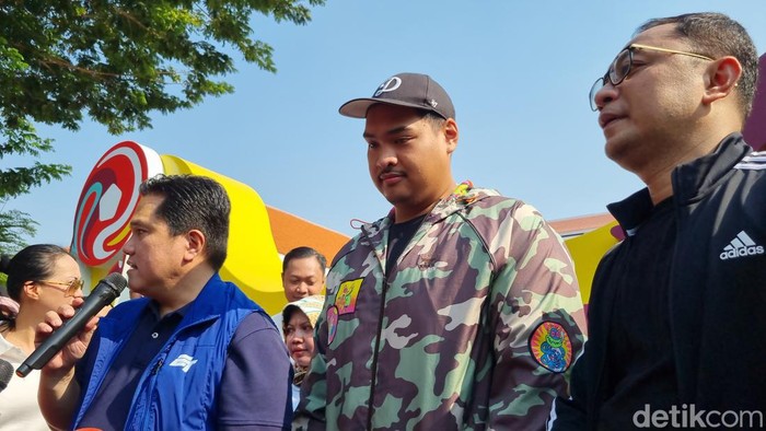 Ketum PSSI Erick Thohir, Menpora Dito hingga Wali Kota Eri saat tur trofi Piala Dunia U-17 di Surabaya