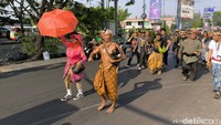Antusias warga Lidah Wetan dalam mengikuti kirab Tapak Tilas Sawunggaling dengan berbagai pakaian adat Jawa. Foto: Jemmi Purwodianto/detikJatim
