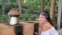 Amanda terlihat hobi traveling dan mencari kegiatan baru. Salah satunya ini saat wanita kelahiran 1993 itu mencoba masak dengan kayu bakar dan arang di Bali. Foto: Instagram @gonzalesamanda10
