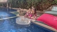 Saat menginap di Jimbaran Bay Beach Resort and Spa, Amanda pun terlihat menikmati sarapan pagi lengkap di kolam renang. Foto: Instagram @gonzalesamanda10