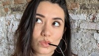 Beberapa kali, wanita yang saat ini sah jadi istri Christian Rontini itu, juga suka menikmati kopi. Salah satu favoritnya Caramel Frappuccino ini. Foto: Instagram @gonzalesamanda10