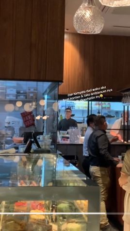 Lagi Makan di Restoran, Wanita Ini Dimintai Nomor HP oleh Chef