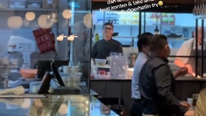 Lagi Makan di Restoran, Wanita Ini Dimintai Nomor HP oleh Chef
