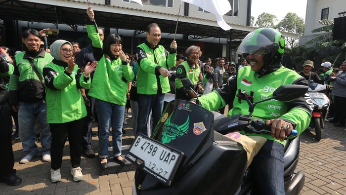 Lambangkan Semangat Gotong Royong Lewat Jaket Baru Lambangkan Semangat Gotong Royong Lewat Jaket Baru