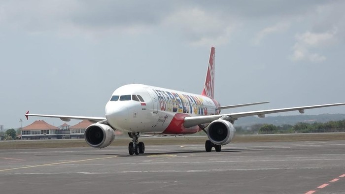 Maskapai Indonesia AirAsia melayani penerbangan perdananya dari Bandara I Gusti Ngurah Rai Bali menuju Bandara Kertajati di Kabupaten Majalengka, Jawa Barat, Minggu (29/10/2023). (Foto: Humas Bandara I Gusti Ngurah Rai)