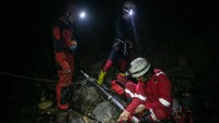 Penulusur gua dari Save+Rescue melepas pompa sibel di Gua Gebyok, Tepus, Gunungkidul, DI Yogyakarta, Minggu (39/10/2023). 