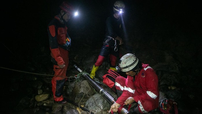 Melihat Pemindahan Pompa Air Di Sungai Bawah Tanah