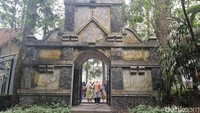 Museum Ullen Sentalu berada di Jalan Boyong KM 25, Kaliurang, Hargobinangun, Kecamatan Pakem, Kabupaten Sleman, Yogyakarta. Perlu waktu sekitar 1 jam untuk sampai ke sini dari pusat kota Yogyakarta.  