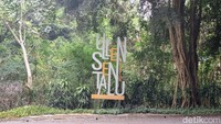 Di sini traveler bisa menikmati keunikan bangunan museum, juga mendapatkan pengetahuan budaya dan melihat peninggalan-peninggalan sejarah. Saat masuk ke kawasan museum, traveler akan disambut dengan pepohonan rindang hingga menambah suasana sejuk dari alam pegunungan di dekatnya. Traveler bisa parkir kendaraan di halaman depan museum.