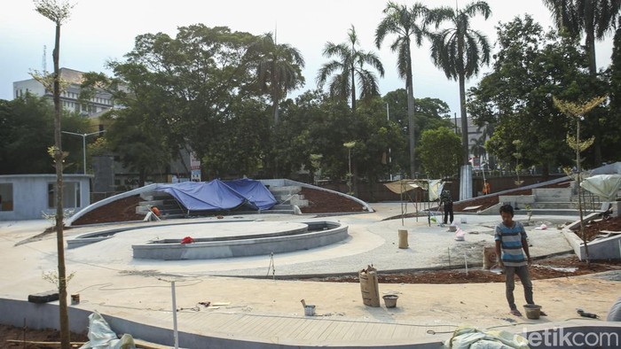 Menginitip Progres Pembangunan Depok Open Space Pemkot Depok melalui Dinas Perumahan dan Permukiman (Disrumkim) menggarap pembangunan Depok Open Space di depan Balaikota Depok, Jalan Margonda Raya, Kecamatan Pancoranmas. Kini progresnya sudah mencapai lebih dari 50 persen, Minggu (29/10/2023).