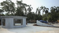 Selain itu, akan dibangun juga taman bermain anak dan taman air mancur.   