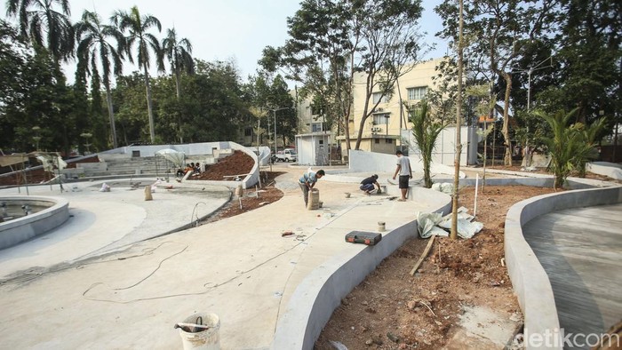 Menginitip Progres Pembangunan Depok Open Space Pemkot Depok melalui Dinas Perumahan dan Permukiman (Disrumkim) menggarap pembangunan Depok Open Space di depan Balaikota Depok, Jalan Margonda Raya, Kecamatan Pancoranmas. Kini progresnya sudah mencapai lebih dari 50 persen, Minggu (29/10/2023).