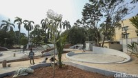 Depok Open Space akan dilengkapi berbagai fasilitas seperti dua buah tribun, panggung dan perpustakaan mini.  