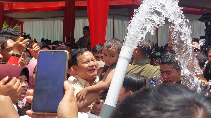 Menhan Prabowo Subianto bermain air dengan anak-anak saat resmikan sumur bor (Rumondang Naibaho/detikcom)