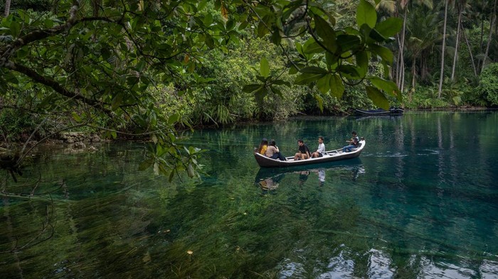 Menikmati Keindahan Danau Sebening Kaca di Banggai Kepulauan Pengunjung menggunakan perahu berwisata di Danau Paisupok, Desa Lukpanenteng, Banggai Kepulauan (Bangkep), Sulawesi Tengah, Minggu (29/10/2023). Otoritas Jasa Keuangan (OJK) Perwakilan Sulawesi Tengah menetapkan desa wisata yang terkenal dengan keindahan Danau Paisupok dan banyak dikunjungi wisatawan domestik dan mancanegara itu sebagai desa Ekosistem Keuangan Inklusif (EKI), yaitu desa yang warganya dapat memanfaatkan berbagai produk keuangan setelah melewati tahap prainkubasi, pendampingan, edukasi keuangan, dan pemberdayaan. ANTARA FOTO/Basri Marzuki/nz