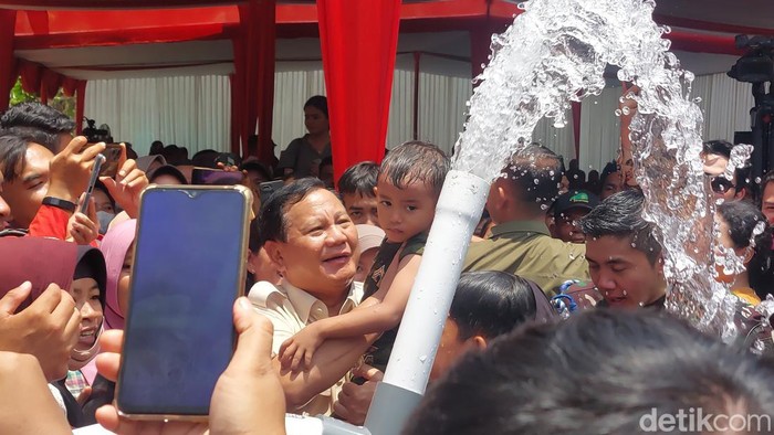 Menteri Pertahanan Prabowo Subianto saat meresmikan sumber air bersih di Banyumas, Jawa Tengah. (Rumondang/detikcom)