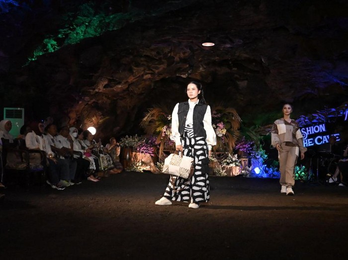Model mengenakan batik di acara Amazing Golaga Festival di Goa Lawa Purbalingga, Minggu (29/10/2023).
