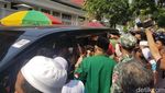 Momen Anies Berswafoto Bareng Pendukung di Jember