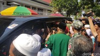 Kendaraan yang berjalan pelan membawa Anies, terlihat sesekali berhenti karena banyaknya warga yang berkerumun meminta foto. Anies pun dengan sabar melayani permintaan warga yang ingin berfoto dengannya.