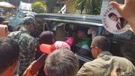 Momen Anies Berswafoto Bareng Pendukung di Jember