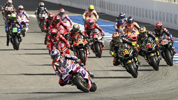 Spain's Jorge Martin leads the pack of riders during the MotoGP sprint race at the Chang International Circuit in Buriram, Thailand, Saturday, Oct. 28, 2023. (AP Photo/ Kittinun Rodsupan)