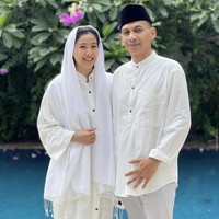 Olivia Zalianty mengakhiri masa lajangnya di usia 39 tahun dengan pria bernama Ndaru Kusumo. Pada awal pernikahannya, banyak netizen sempat mempertanyakan usia sang suami yang tampak terpaut jauh dari Olivia Zalianty. Foto: Instagram @oliviazallianty 