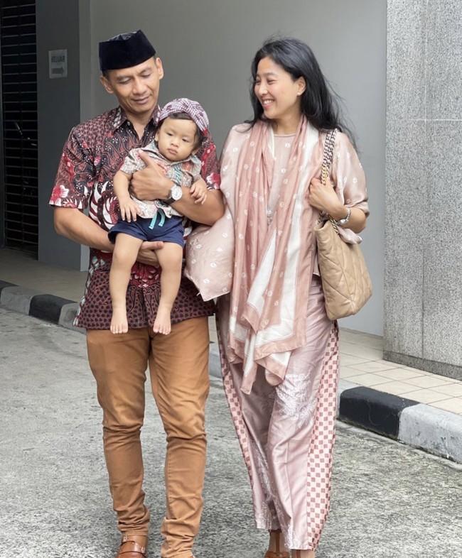 Meski jarang tersorot namun Olivia Zalianty dan Ndaru Kusumo selalu menampilkan momen mesra bersama keluarga kecilnya. Foto: Instagram @oliviazallianty