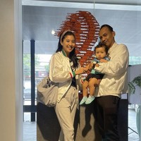 Beberapa kali Olivia Zalianty dan Ndaru Kusumo beserta putra kecilnya mengenakan busana yang kompak saat menghadiri suatu acara. Foto: Instagram @oliviazallianty