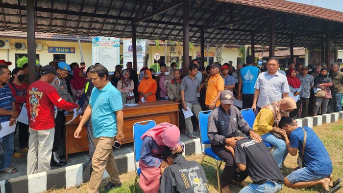 Para pemuda di Jombang menangis saat diserahkan ke ortu