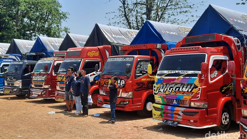 Parade truk modifikasi yang digelar di lapangan Desa Kandangmas Kecamatan Bae, Kudus, Minggu (29/10/2023).
