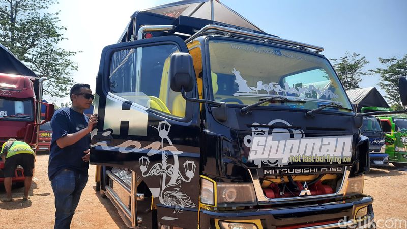 Parade truk modifikasi yang digelar di lapangan Desa Kandangmas Kecamatan Bae, Kudus, Minggu (29/10/2023).