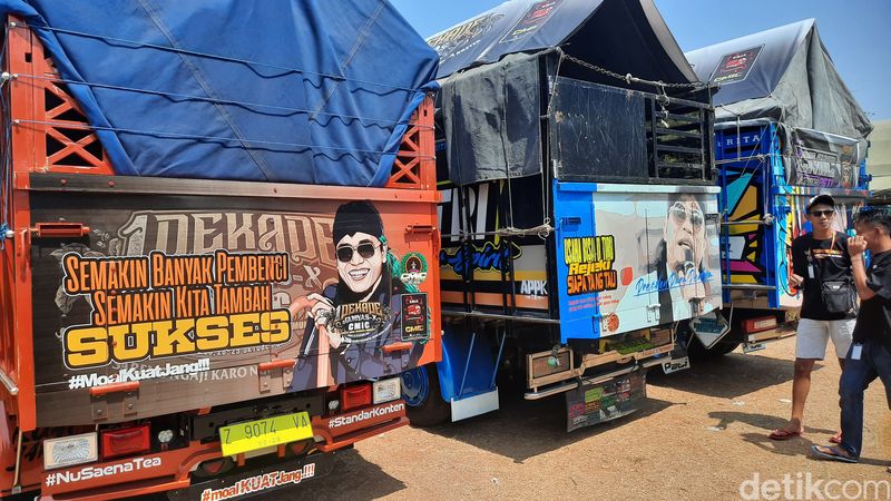 Parade truk modifikasi yang digelar di lapangan Desa Kandangmas Kecamatan Bae, Kudus, Minggu (29/10/2023).