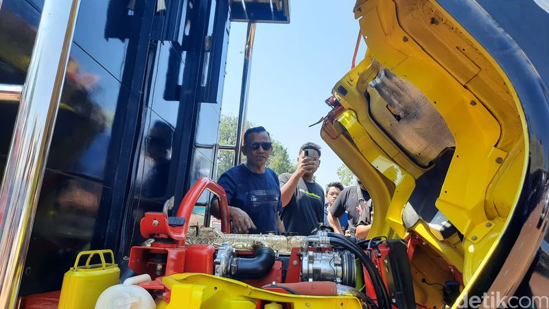 Parade truk modifikasi yang digelar di lapangan Desa Kandangmas Kecamatan Bae, Kudus, Minggu (29/10/2023).
