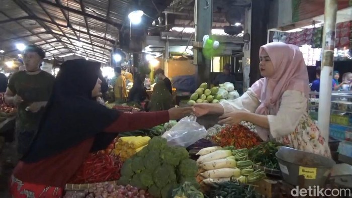 Pasar tradisional di Purwakarta.