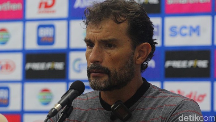 Pelatih Persis Solo, Leonardo Medina, di Stadion Maguwoharjo, Sleman, DIY, Minggu (29/10/2023).