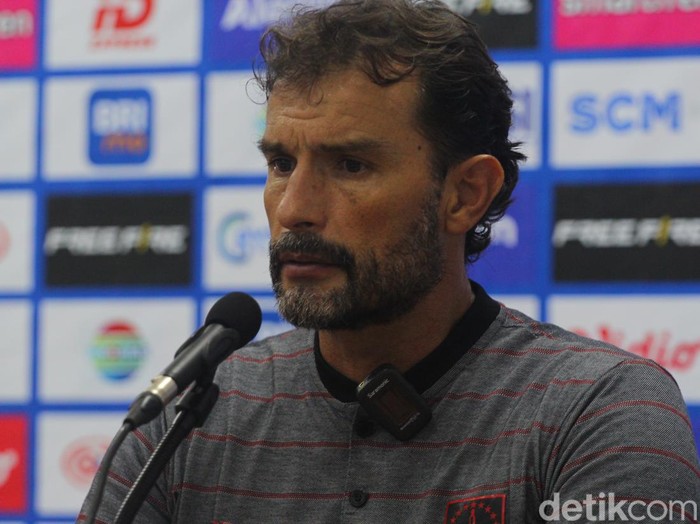 Pelatih Persis Solo, Leonardo Medina, di Stadion Maguwoharjo, Sleman, DIY, Minggu (29/10/2023).