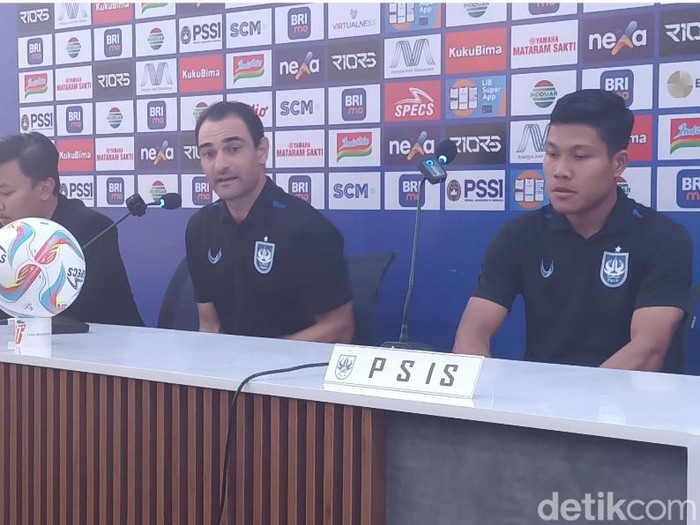 Pelatih PSIS, Gilbert Agius bersama pemainnya Wahyu Prast dalam sesi jumpa pers usai laga PSIS vs Persija di Stadion Jatidiri Semarang, Minggu (29/10/2023) malam.