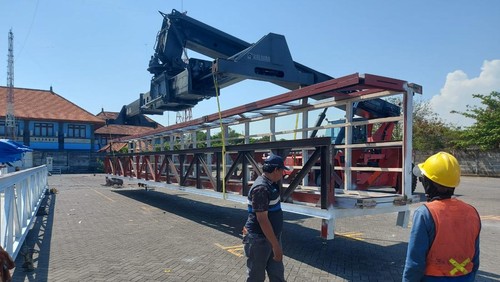 Proses pembuatan jembatan penumpang atau gangway sepanjang 46 meter menjelang datangnya cruise Celebrity Solstice di Pelabuhan Benoa, Senin (30/10/2023).
