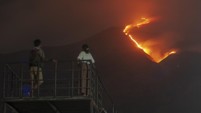 Nyala api kebakaran Gunung Merbabu terlihat di Jlarem, Gladagsari, Boyolali, Jawa Tengah, Sabtu (28/10/2023). Balai Taman Nasional Gunung Merbabu menutup semua jalur pendakian Gunung Merbabu akibat terjadinya kebakaran hutan dan lahan di wilayah tersebut. ANTARA FOTO/Aloysius Jarot Nugroho/Spt.