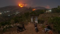 Titik awal kebakaran di kawasan konservasi Taman Nasional Gunung Merbabu itu bermula pada Jumat (27/10) sore di wilayah Desa Tajuk, Kecamatan Getasan, Kabupaten Semarang dan kini menjalar ke wilayah Kabupaten Boyolali, Jawa Tengah, sementara itu relawan gabungan bersama TNI/Polri dan Pemadam Kebakaran terkendala proses pemadaman api karena medan yang berat serta kondisi perubahan angin yang tidak dapat diprediksi. 
