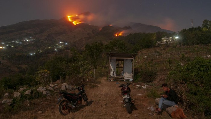 Nyala api kebakaran Gunung Merbabu terlihat di Jlarem, Gladagsari, Boyolali, Jawa Tengah, Sabtu (28/10/2023). Balai Taman Nasional Gunung Merbabu menutup semua jalur pendakian Gunung Merbabu akibat terjadinya kebakaran hutan dan lahan di wilayah tersebut. ANTARA FOTO/Aloysius Jarot Nugroho/Spt.