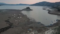 Foto udara Waduk Bili-Bili yang mengalami penyusutan debit air di Kabupaten Gowa, Sulawesi Selatan, Minggu (29/10/2023). 