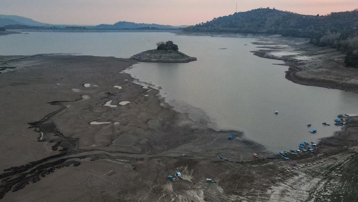 Foto udara Waduk Bili-Bili yang mengalami penyusutan debit air di Kabupaten Gowa, Sulawesi Selatan, Minggu (29/10/2023). Waduk yang menjadi sumber air baku PDAM, PLTA dan irigasi pertanian di daerah itu mengalami penyusutan debit air akibat kemarau dan fenomena El Nino dengan elevasi saat ini mencapai 77 meter di atas permukaan laut (mdpl) dengan volume air sekitar 36,96 juta meter kubik sementara elevasi normal setinggi 99,50 mdpl dengan volume air sekitar 259,37 juta meter kubik. ANTARA FOTO/Arnas Padda/nz