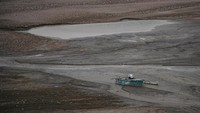 Waduk yang menjadi sumber air baku PDAM, PLTA dan irigasi pertanian di daerah itu mengalami penyusutan debit air akibat kemarau dan fenomena El Nino. 