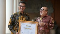 Corporate Secretary PT Bank Tabungan Negara (Persero) Tbk Ramon Armando berbincang bersama Head of Cormporate Communication Bank BTN Dody Agoeng usai menerima penghargaan Best Digital 5.0 Keterbukaan Informasi Publik (KIP) 2023 untuk kelompok Jasa Keuangan Perbankan.