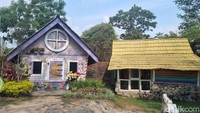 Dengan mengitari Langlang Buana ini beberapa menit saja, traveler bisa merasa seperti baru saja keliling dunia. Di sini juga ada penyewaan pakaian ala Eropa yang akan menambah sensasi jalan ke Eropa asli.  