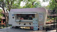 Di area ini juga ada tempat makan dan minum yang sejuk serta suasana nyaman seperti berada di desa. Selain itu ada pula caravan di tengah taman yang menjual minuman dan makanan ringan.  