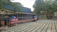 Agrowisata Bhumi Merapi memiliki parkiran yang luas, jadi tidak perlu khawatir jika ingin membawa rombongan ke sini. Tiket masuknya hanya Rp 35 ribu per orang. Saat masuk ke area wisatanya, yang pertama kali akan traveler lihat adalah hewan-hewan yang tampak tenang dalam kandang-kandang mereka. Traveler bisa menyusuri jalan kecil sambil melihat-lihat hewan seperti domba, kelinci, burung, ular dan reptil lainnya, kambing, bebek, dan kucing dari berbagai ras.  