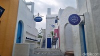 Langlang Buana memiliki area Santorini yang merupakan pulau eksotis di Yunani bernuansa biru putih. Ada pula area Alpen yang akan membawa traveler pada lorong bernuansa kayu dengan dominasi warna coklat tua yang membuatnya terasa seperti sedang berada di pemukiman pegunungan Alpen, Swiss.  